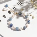 Blue Aventurine crystal bracelet with freshwater pearl, minimalist and personalized hand jewelry for women.